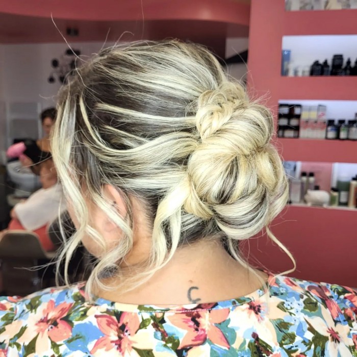 MOÑO BAJO CON TRENZA DE ESPIGA